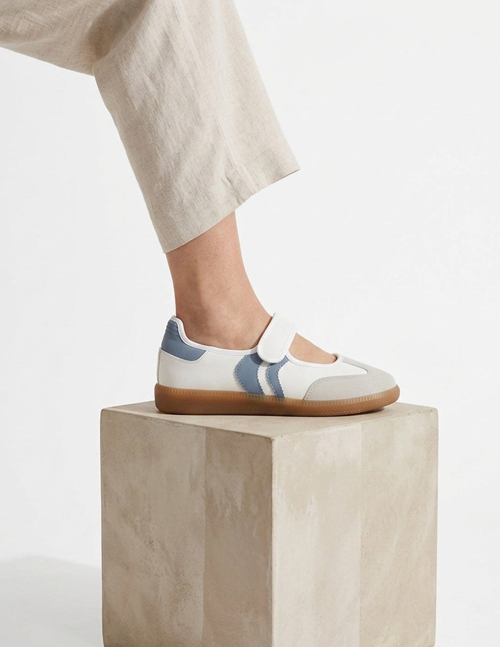 Deportivas Bailarinas Blancas y Azules con velcro