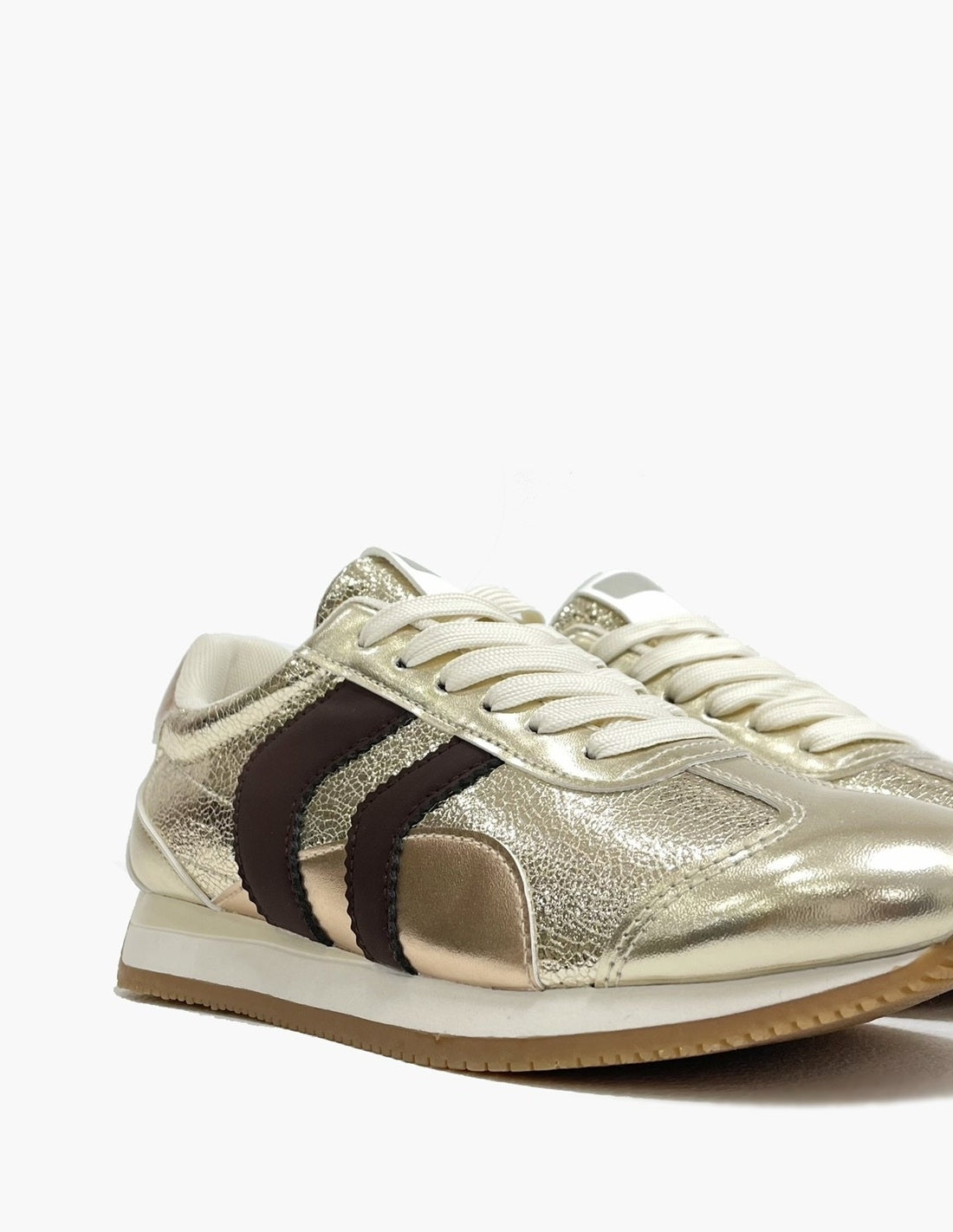 Zapatillas deportivas doradas y marrones