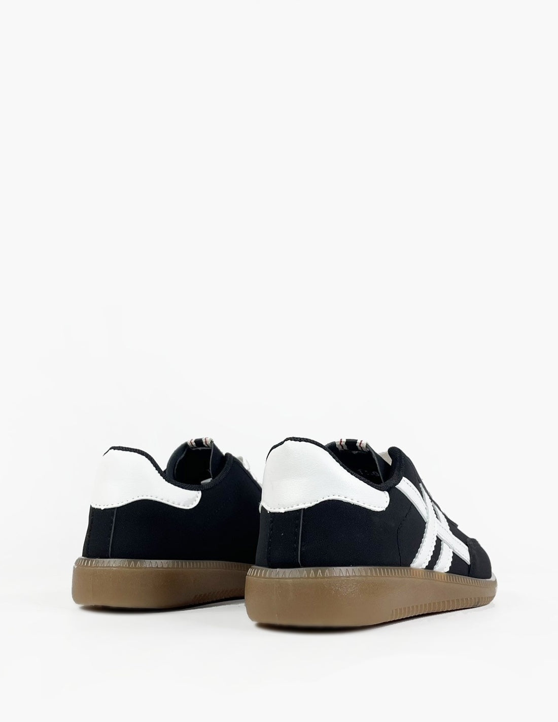 Zapatillas negras mujer - Lineas blancas
