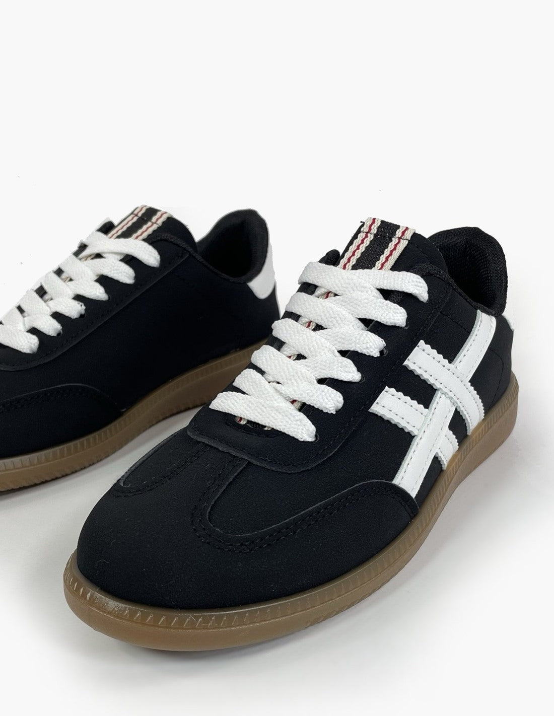 Zapatillas negras mujer - Lineas blancas